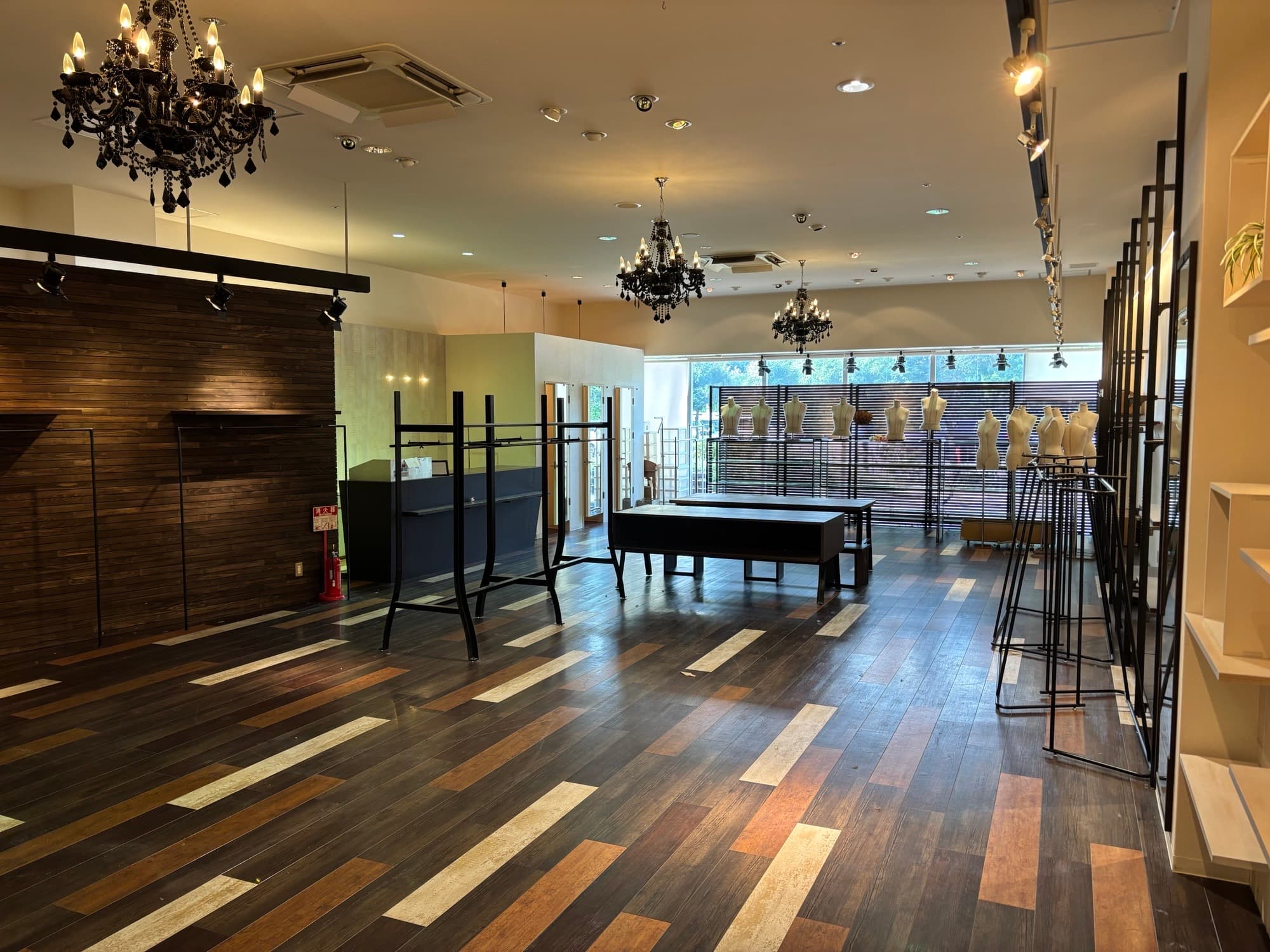 津城山110:41.92坪 物販(衣料(メンズ、レディース、キッズ、ファミリー)、靴、鞄、生活雑貨他)1